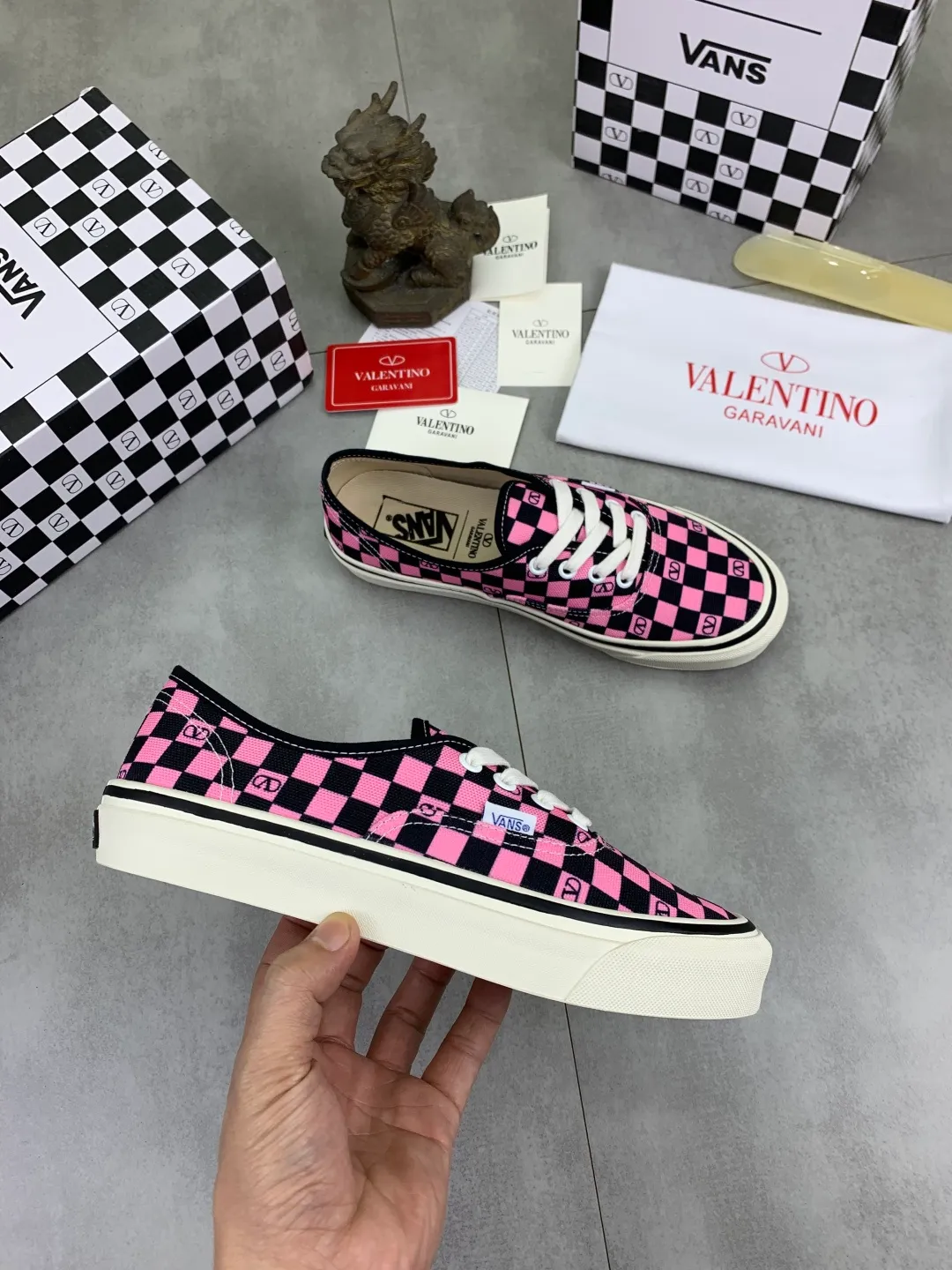 Men's shoes 💰P460 New Valentino❌Wans co-branded Valentino and Vans release new co-branded sneakers, integrating Valentino's Italian high-definition aesthetics and Vans's free and authentic spirit, giving classic shoes a personality that spans the ages. Many stars - Jolin Tsai. Yang Zi. Liu Wen. Ma Baiquan. Choi Soobin. freen. Song Zuer. JJ Lin. zel. Cecilia Cheung. shark. Xin Yunlai...Same style. Female model: 35-42 (41.42 is custom-made and non-refundable) Men's model: 39-46 (45.46 is custom-made and non-refundable)